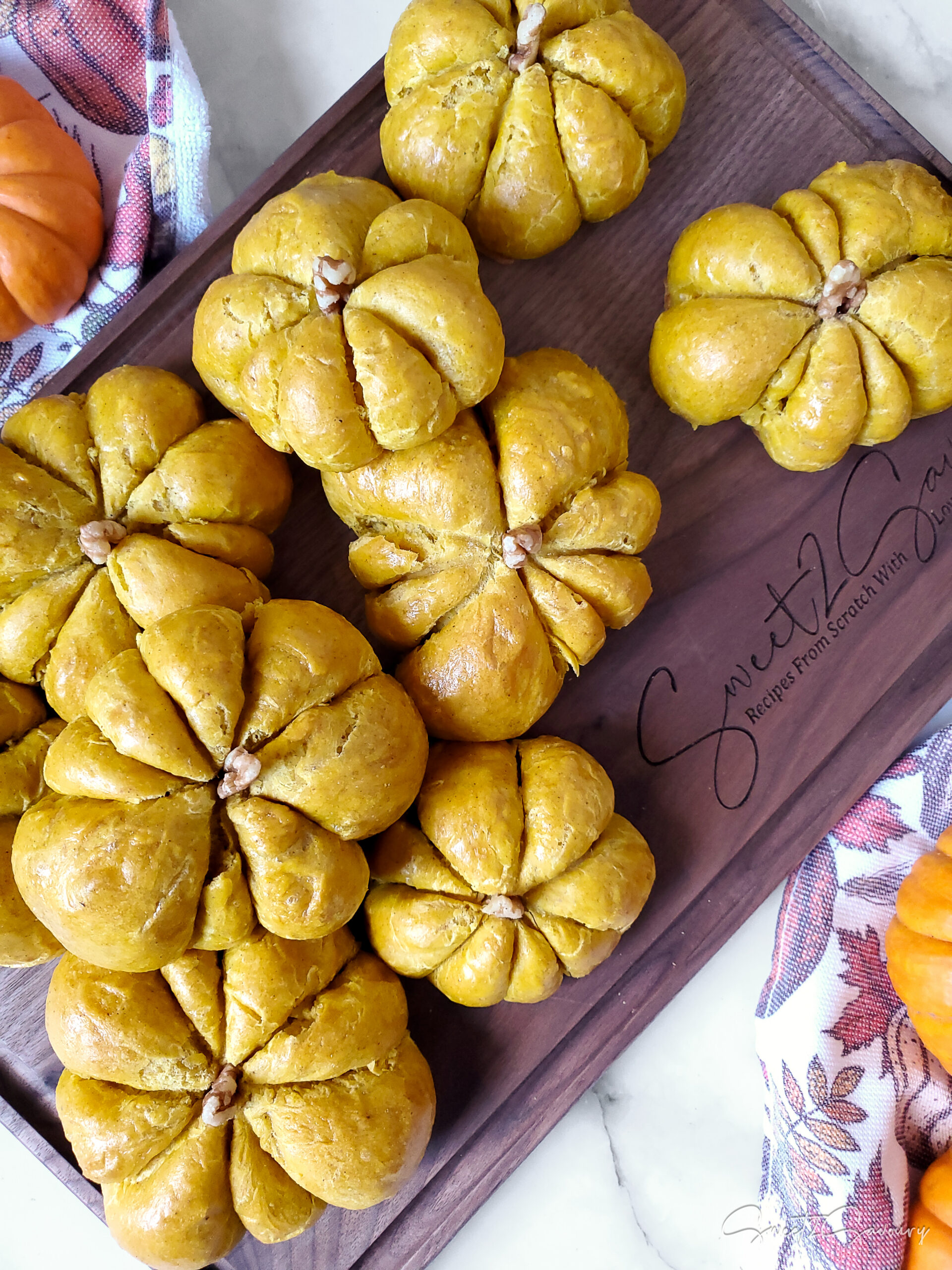 Soft Fluffy Pumpkin Dinner Rolls (Shaped Like Pumpkins!)
